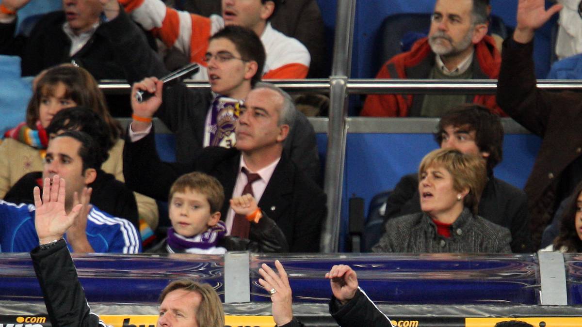 BERND SCHUSTER: "Don Bernardo" wagte bereits 2003 den Schritt nach Spanien, um den Zweitligisten Deportivo Xerez zu trainieren. Nach einem kurzen Zwischenstopp bei Schachtar Donezk, kehrte er auf die iberische Halbinsel zurück. Der Weg führte von Levante, über Getafe zu Real Madrid - wo er 2008 die spanische Meisterschaft gewann. Nach seiner Beurlaubung ein halbes Jahr später versuchte Schuster sein Glück noch bei Besiktas Istanbul und dem FC Malaga