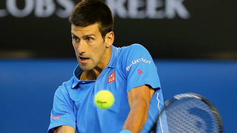 Novak Djokovic mit einer Rückhand bei den Australian Open