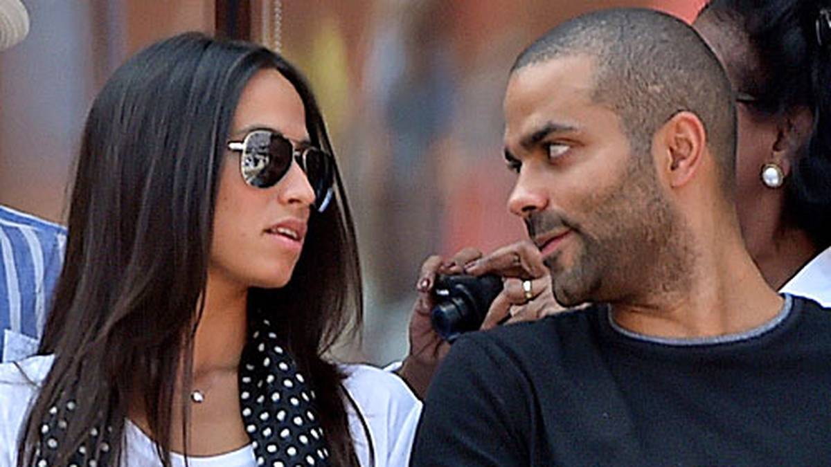 NBA-Superstar Tony Parker verfolgt die Sensation mit seiner Frau Axelle Francine auf der Tribüne