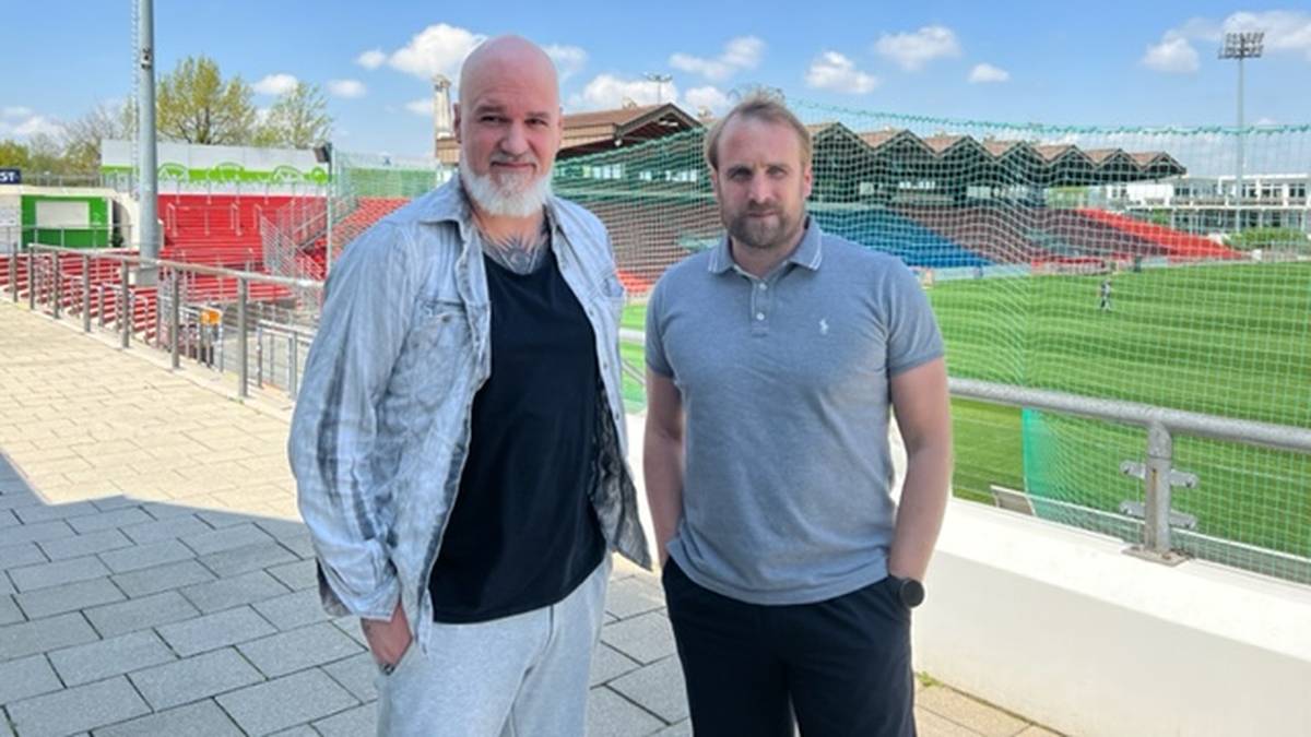 SPORT1-Reporter Reinhard Franke (l.) traf sich mit Daniel Bierofka im Sportpark in Unterhaching zum Exklusiv-Interview