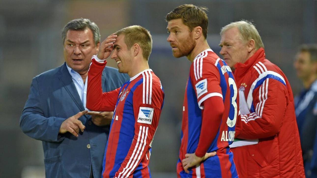 Trainer Waldemar Hartmann bei einem Spiel der Paulaner Traumelf mit Philipp Lahm und Xabi Alonso