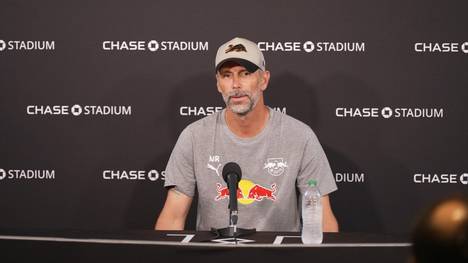 Während einer Pressekonferenz in Miami mit Leipzig-Trainer Marco Rose kommt es zu einer Tornadowarnung.