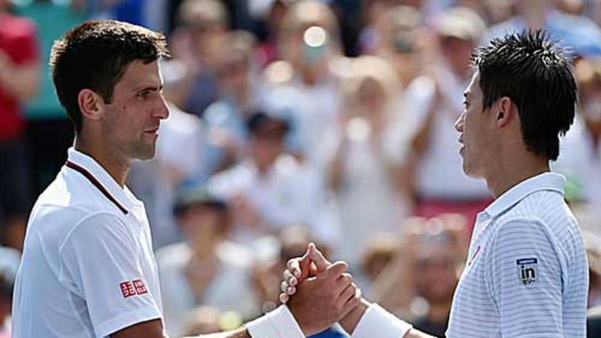Fairer Verlierer: Wieder sind die beiden Spieler vereint und der Djoker gratuliert dem Sieger