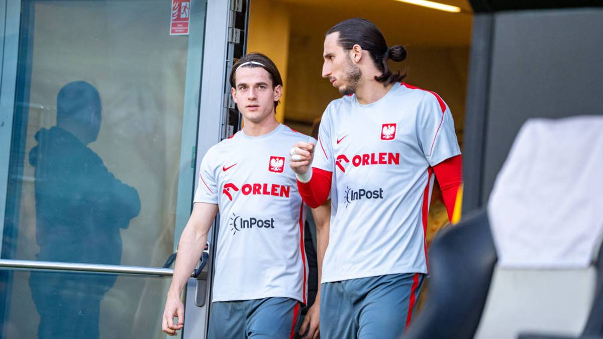 Auch die beiden Bundesliga-Stars Jakub Kaminski (l., 1. FC Köln) und Kamil Grabara (r., VfL Wolfsburg) werden somit nicht am Turnier im Sommer teilnehmen