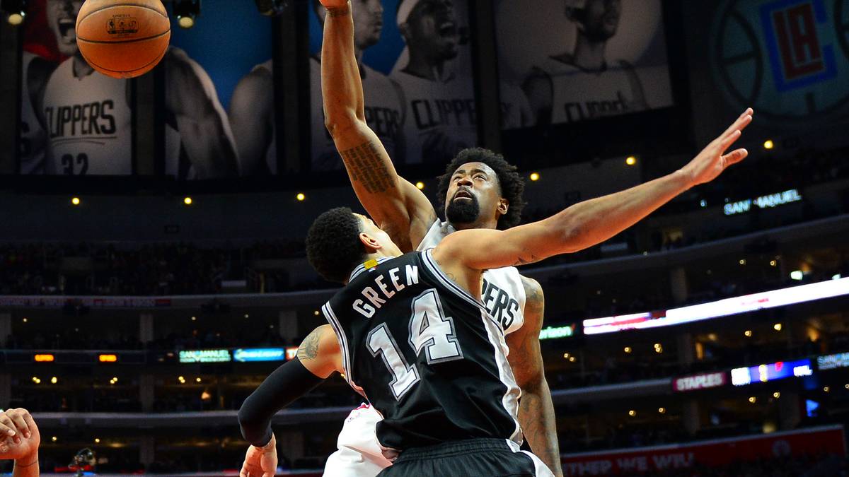 Eher nein, denn die Spurs bekommen ganz schön auf die Mütze. Vor allem Danny Green, der bei diesem Monsterdunk von DeAndre Jordan auf der falschen Seite des Posters landet