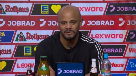 Auf der Pressekonferenz nach dem Spiel zwischen dem FC Bayern München und dem SC Freiburg äußern sich die beiden Trainer, Vincent Kompany und Julian Schuster, zur Nachspielzeit, in der der FC Bayern München noch den Siegtreffer erzielen konnte.