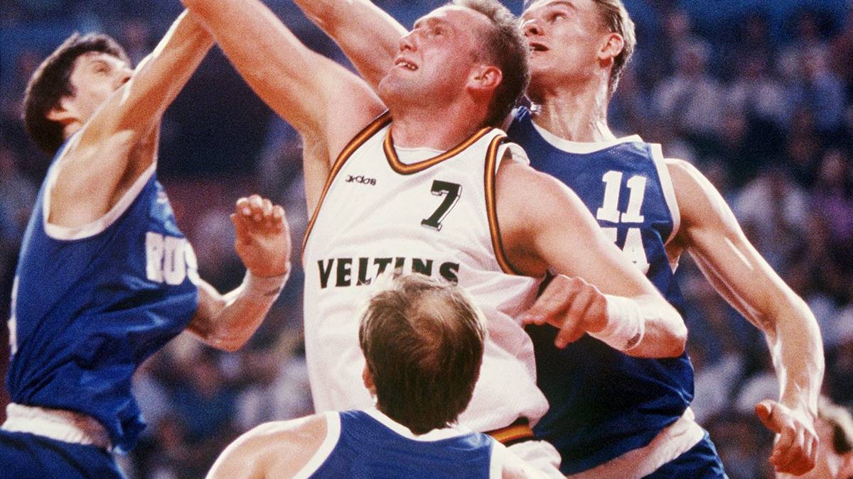 Am 4. Juli geht es dann in der Münchner Olympiahalle vor 10.850 Zuschauern um alles. Gegen die starken Russen muss es wieder Chris Welp richten. Insgesamt markiert er 18 Punkte