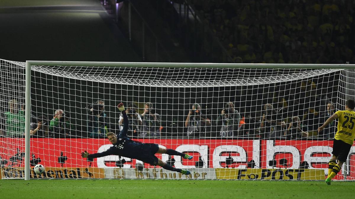 Nach umkämpften 120 Minuten steht es 0:0 und somit entscheidet das Elfmeterschießen. Sokratis verliert als erster Schütze die Nerven und knallt die Kugel an den linken Pfosten (Bild), Sven Bender scheitert an Manuel Neuer.