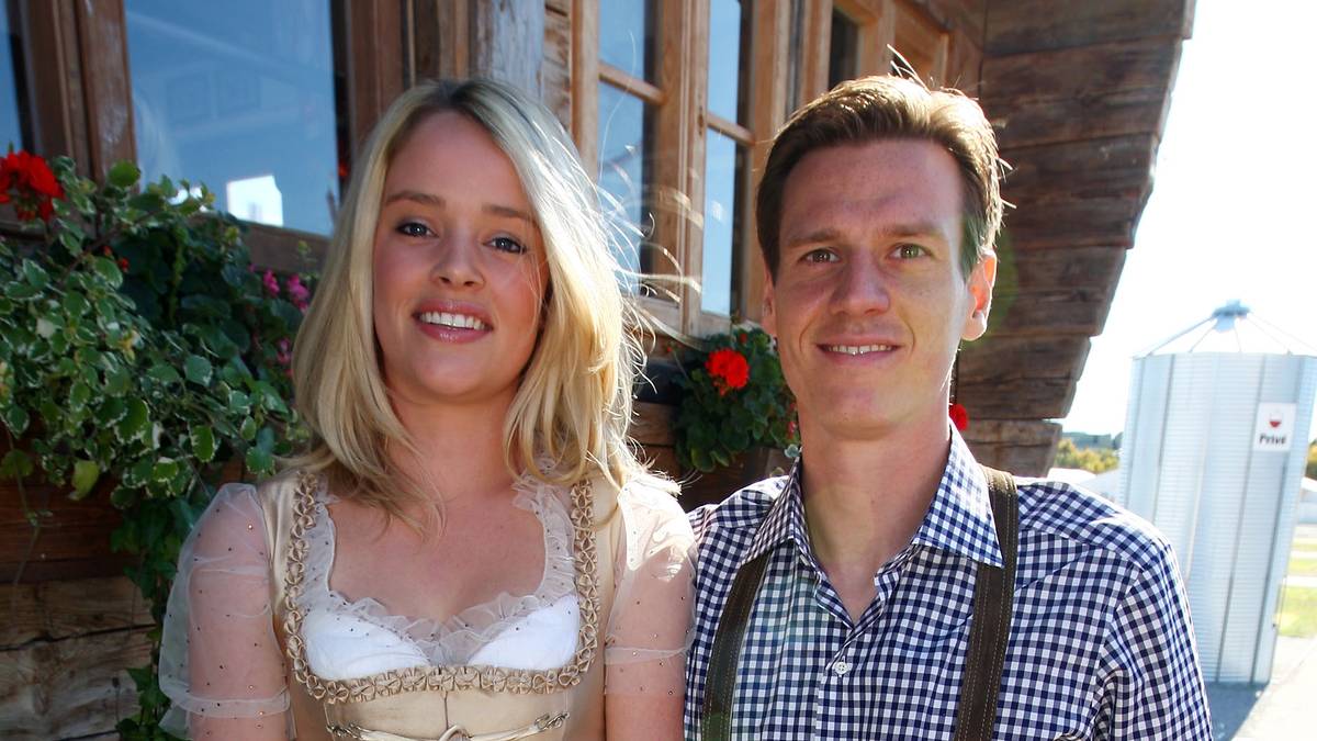 Ob man Tim Borowski nicht gesagt hat, dass er für die Roten und nicht die blauen Löwen spielt? Frau Lena und der von Bremen gekommene Neuzugang lassen es sich im Käfer-Zelt dennoch gut gehen