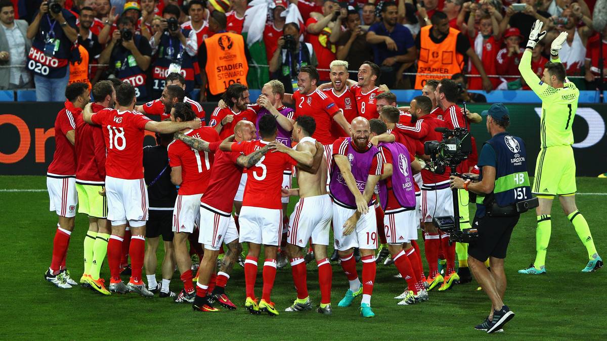 Wales feiert ausgelassen. Denn nicht nur der Einzug ins Achtelfinale ist geglückt, sondern auch der Sprung auf Platz eins der Tabelle