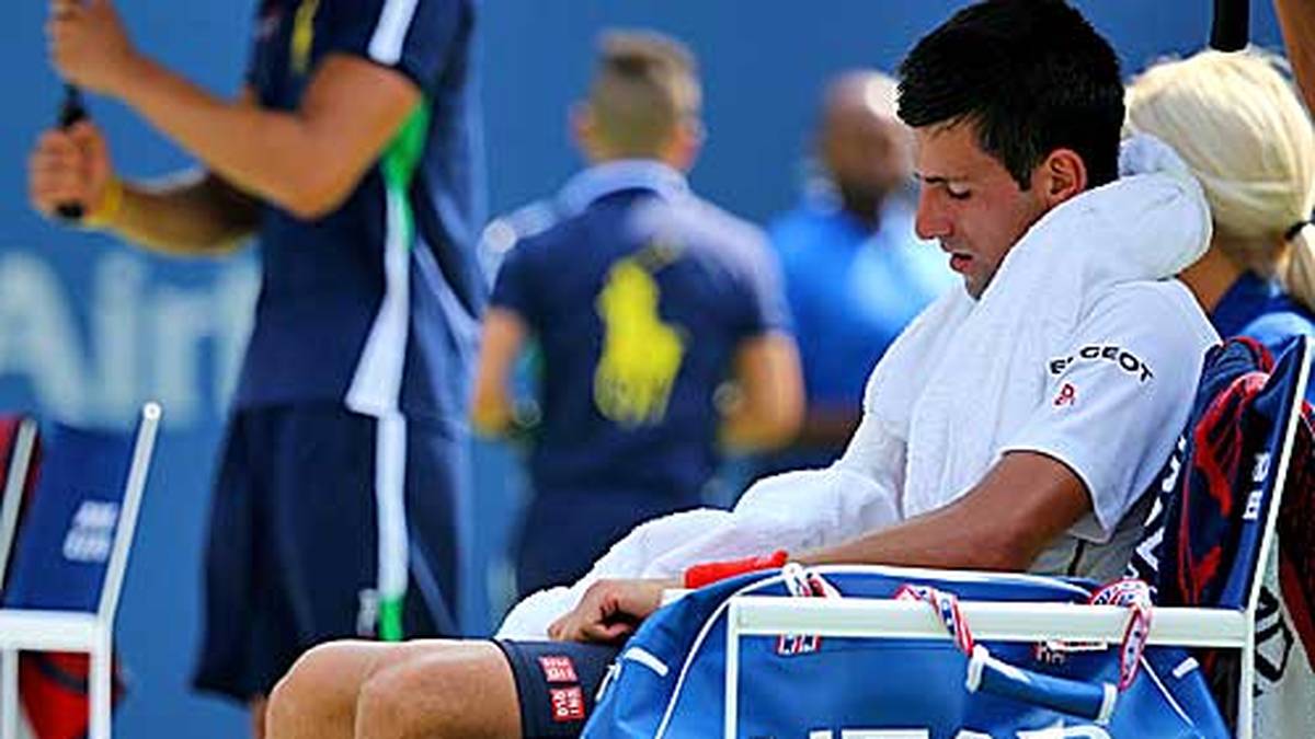 Danach sinkt er erschöpft und enttäuscht auf seinem Stuhl nieder