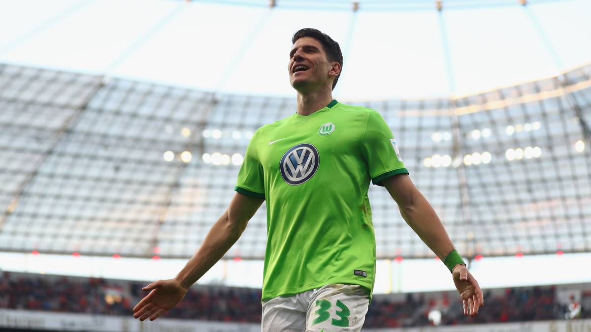 Und auch der Mann des Abends kann sich nicht so richtig freuen. Dennoch geht die beeindruckende Serie des Torjägers weiter. In vier Spielen unter Jonker beim VfL traf Gomez sechsmal - und ist der einzige Wolfsburger Torschütze unter dem Niederländer