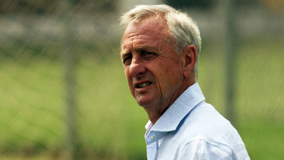 Eine weitere bereits verstorbene Lichtgestalt im europäischen Fußball war Johan Cruyff, der bei Ajax Amsterdam und dem FC Barcelona große Erfolge feierte - sowohl als Spieler als auch als Trainer