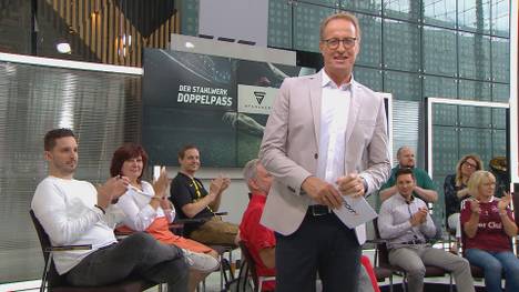 Florian König feiert seine Premiere als Moderator beim STAHLWERK Doppelpass. Er begrüßt u.a. Hasan Salihamidzic, den Sportvorstand des FC Bayern München, in der Runde.