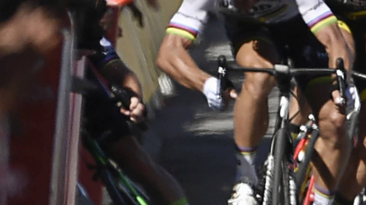 Es ist der erste große Aufreger der Tour de France 2017: Weltmeister Peter Sagan wird für seinen Ellbogeneinsatz im Massensprint der 4. Etappe gegen Kontrahent Mark Cavendish disqualifiziert und aus der Tour geworfen