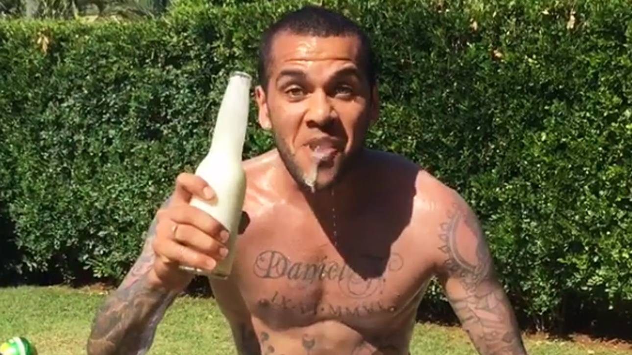 Dani Alves öffnet Flasche artistisch