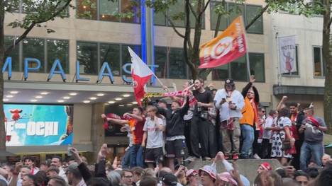Auf den Kölner Ringen feiern die Effzeh-Fans den Aufstieg mit Anhängern eines anderen Klubs.