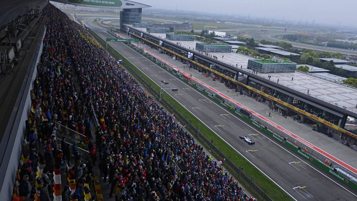 SCHANGHAI/CHINA (Shanghai International Circuit), verschoben: Ebenfalls seit 2004 macht die Formel 1 Station in China. Der deutsche Streckenarchitekt Hermann Tilke, der auch die Rennstrecken in Austin und Hanoi entwarf, konstruierte den anspruchsvollen Rundkurs