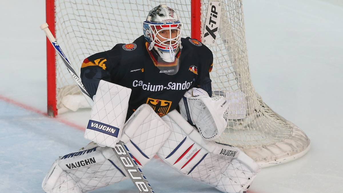 DENNIS ENDRAS: Der Stern des Goalies ging in der Saison 2008/09 auf, als er für die Augsburger Panther in der DEL auf Anhieb zum Stammkeeper wurde. 2009 wurde er zum Rookie des Jahres gekürt. Seine Sternstunde im DEB-Trikot erlebte Endras im WM-Eröffnungsspiel 2010 vor über 77.000 Zuschauern in der Arena auf Schalke. Beim 2:1-Sieg nach Verlängerung gegen die USA wurde er zum besten deutschen Spieler gewählt