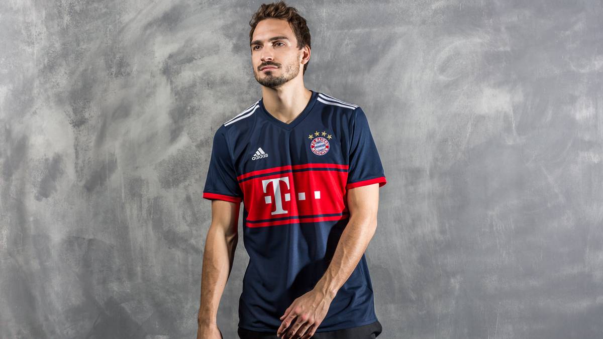 Nationalspieler Mats Hummels wirkt noch etwas unsicher ob des neuen Designs