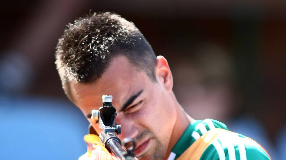 Wolfsburg-Keeper Diego Benaglio nennt es sein "Glücks-Tattoo". Darauf zu sehen sind zwei Würfel die seine Glückszahlt 23 zeigen und eine schwarze Billard-Acht. Für Beziehung und Freundschaft stehen zwei Schwalben 