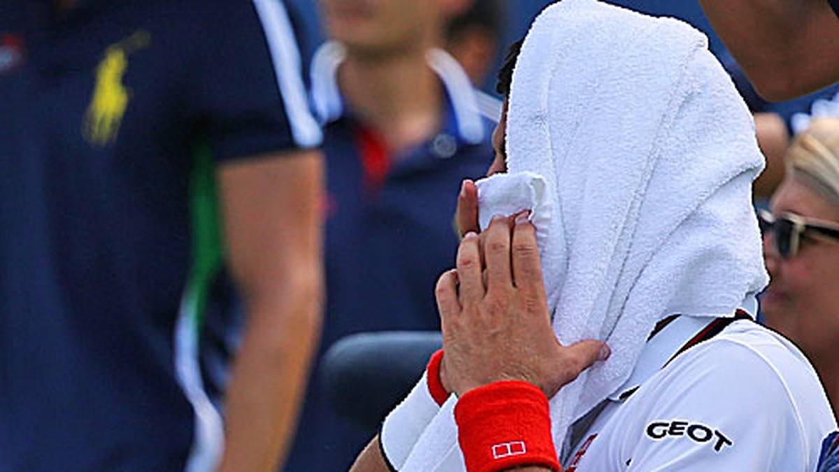 Und versteckt sich danach unter seinem Handtuch