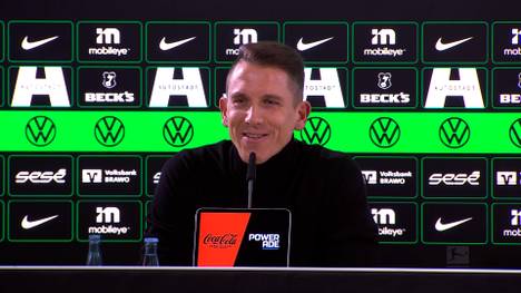 Wegen seines vermeintlichen Forderns des VAR kurz vor dem Handelfmeter geriet Wolfsburg-Trainer Daniel Bauer in die Kritik von Sky-Experte Didi Hamann. Der Trainer selbst ordnete die Situation anschließend ein.