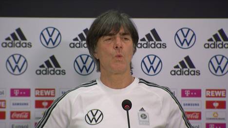 Der Bundestrainer ganz musikalisch: Joachim Löw singt auf der Pressekonferenz ein Liebeslied. Ob ihm dabei bewusst ist, dass Kamera und Mikro schon an sind?