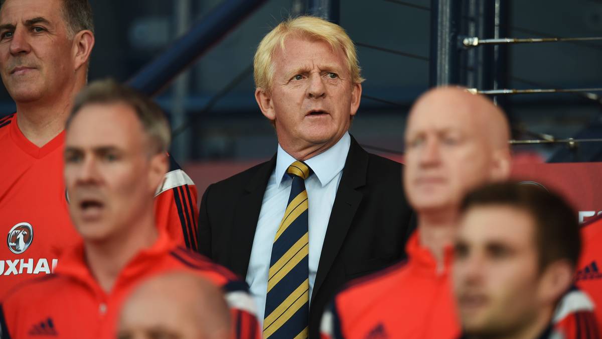 Sein Gegenüber Gordon Strachan hält sich dagegen erst einmal im Hintergrund 