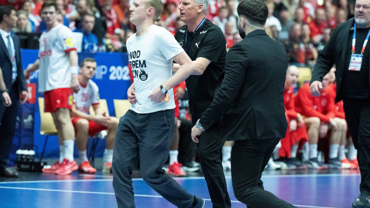 Dänischer Nationaltrainer Jacobsen führt Aktivisten vom Feld