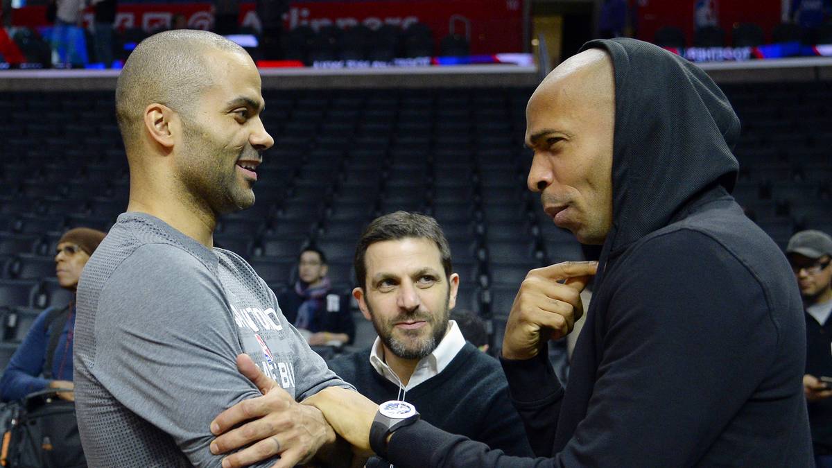 Um sein Selbstvertrauen danach wieder zu stärke, fordert Parker nach dem Spiel Henry noch zum Eins-gegen-Eins heraus. Der Kicker lehnt aber dankend ab