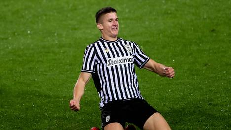 Christos Tzolis spielt sich bei PAOK Saloniki in den Fokus der Topklubs. Jetzt sind der BVB und Gladbach am Griechenland-Flitzer dran. SPORT1 stellt das Talent vor.