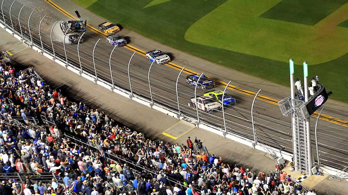 Genau in diesem Moment rast von hinten Corey LaJoie, der nicht mehr ausweichen kann, bei voller Geschwindigkeit in die Seite von Newmans Auto 