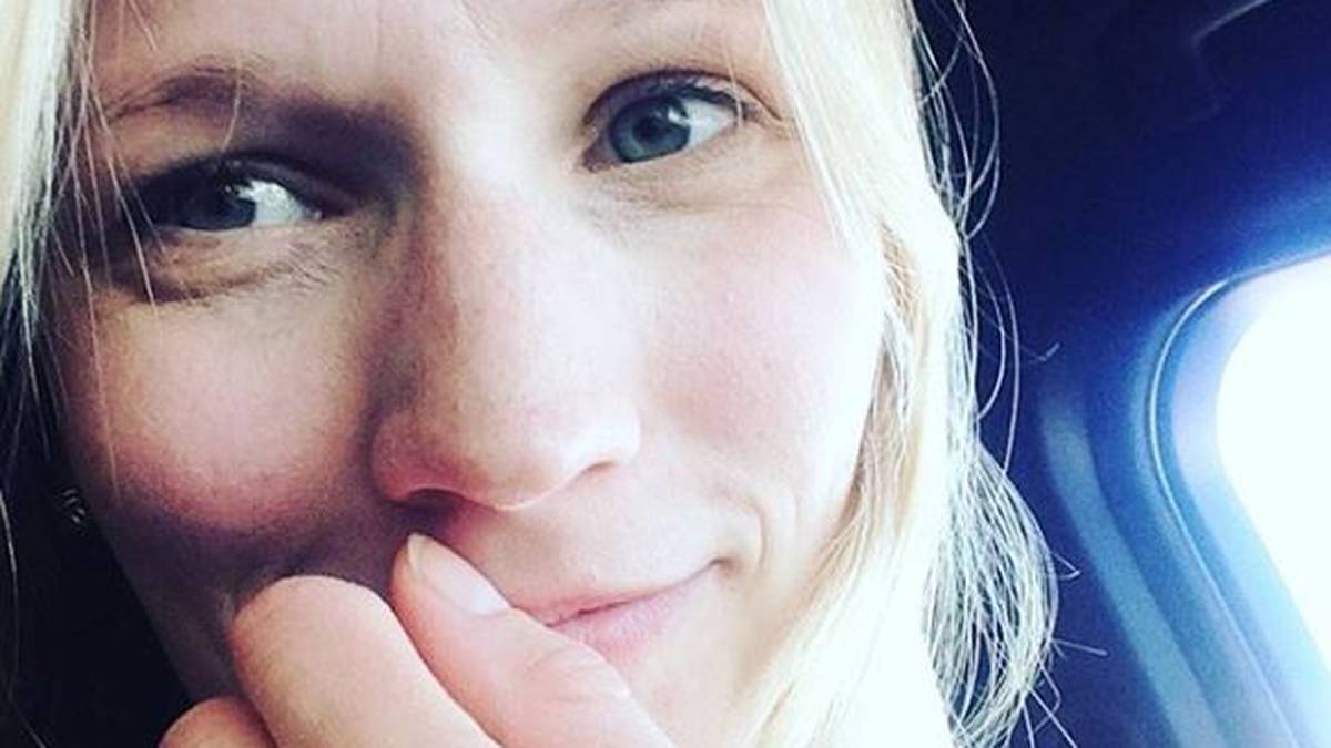 Ob Johanna Pekeler auch von einem Urlaub am Strand träumt - oder vielleicht sogar gerade im Flugzeug in die Sonne sitzt? Wir wissen es nicht, jedenfalls ist die Blondine mit Nationalspieler Henrik Pekeler verheiratet