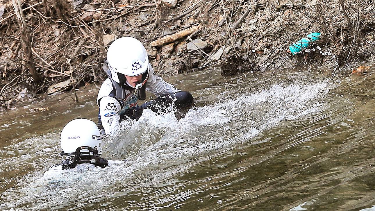 Rallye-Fahrer entkommt sinkendem Auto