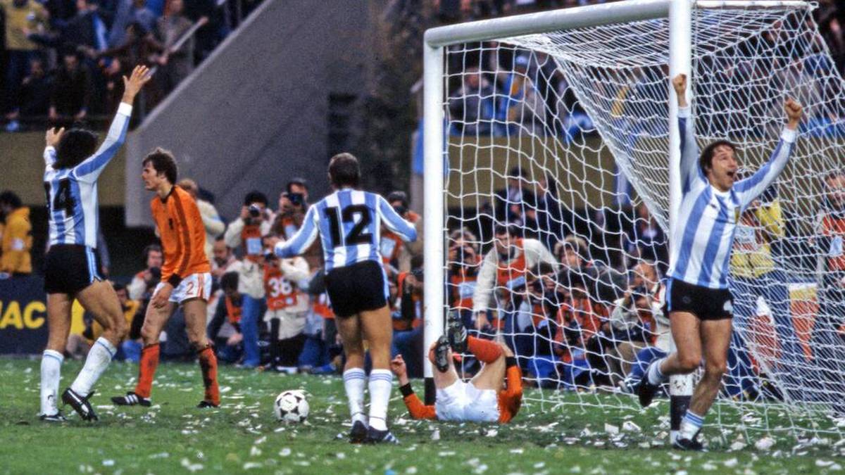1978: Gastgeber Argentinien siegt gegen die Niederlande und schwimmt im blau-weißen Sieges-Konfetti