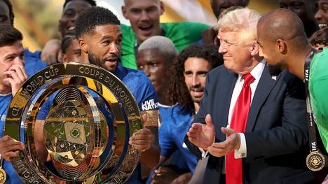Bei der Übergabe des Klub-WM-Pokals an die Spieler des FC Chelsea kam es zu einer kuriosen Szene mit US-Präsident Donald Trump. Blues-Coach Enzo Maresca erzählt sichtlich erheitert davon.