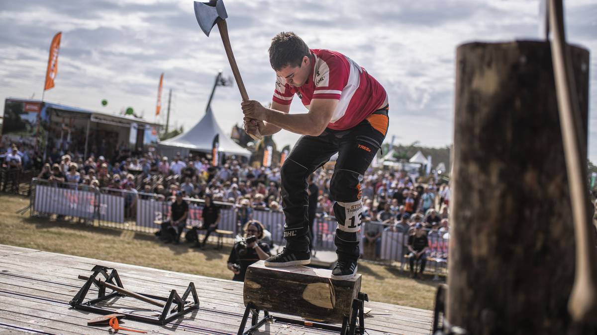 UNDERHAND CHOP: Simuliert wird das Zerteilen eines bereits gefällten Baumes. Auf einem horizontal verankerten Block stehend, versuchen die Athleten durch Axtschläge den im Durchmesser 32 cm dicken Stamm zu durchschlagen