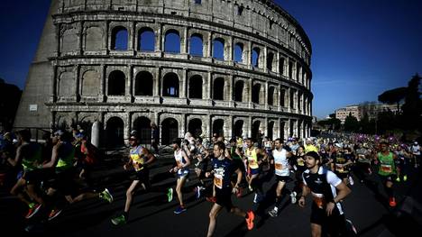 Marathonläufer im Schatten des Kolosseums