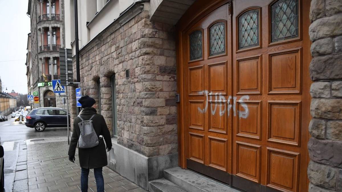 Nachdem der Schriftzug "Judas" sowohl auf die Statue als auch auf die Haustür der Wohnung Ibrahimovics in Malmö gesprüht wurde, erstattete der 38-Jährige Anzeige. Wie schwedische Medien berichteten, nahm die Polizei Ermittlungen wegen eines möglichen Hassverbrechens auf