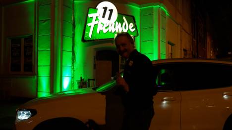 Peter Neururer wird im Fantalk auf besondere Weise begrüßt. Der SPORT1-Experte stellt sein legendäres Meme nach.