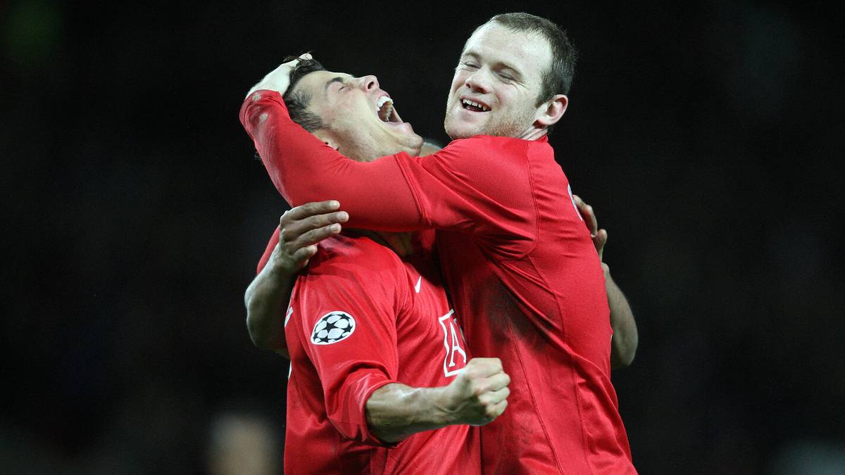 Zwei wahre Legenden beim gemeinsamen Jubel. Wayne Rooney ist derzeit Kapitän bei ManUnited. 170 Tore in 340 Spielen sprechen eine eindeutige Sprache. Den Rekord eines anderen Leaders des Klubs wird Rooney aber wohl nicht mehr knacken