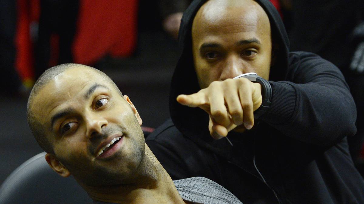 Auch kurz vor der Partie gibt es noch letzte Anweisungen vom Fußballer für den Basketballer - ob's hilft?