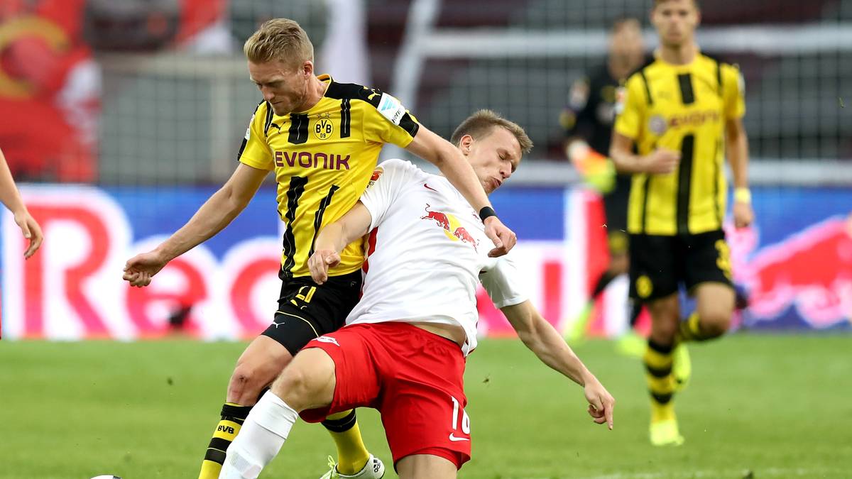 Es ist ein enges Spiel mit intensiven Zweikämpfen. Andre Schürrle lässt Lukas Klostermann seinen Ellbogen spüren