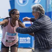 Historische Leistung beim Berlin-Marathon: Tigst Assefa hat Sportgeschichte geschrieben, den Frauen-Weltrekord pulverisiert und einem Superstar die Show gestohlen.