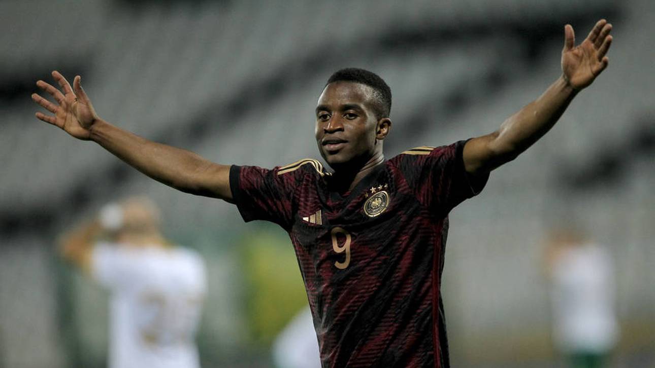 Slapstick-Tor! Selbst Moukoko verwirrt