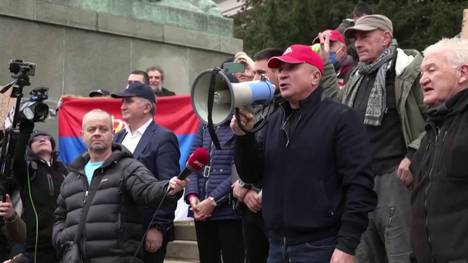 Der Ton rund um die verweigerte Einreise von Novak Djokovic wird rauer: Vor dem serbischen Parlament wirft Djokovics Vater Australien vor, seinen Sohn ins Gefängnis zu stecken.