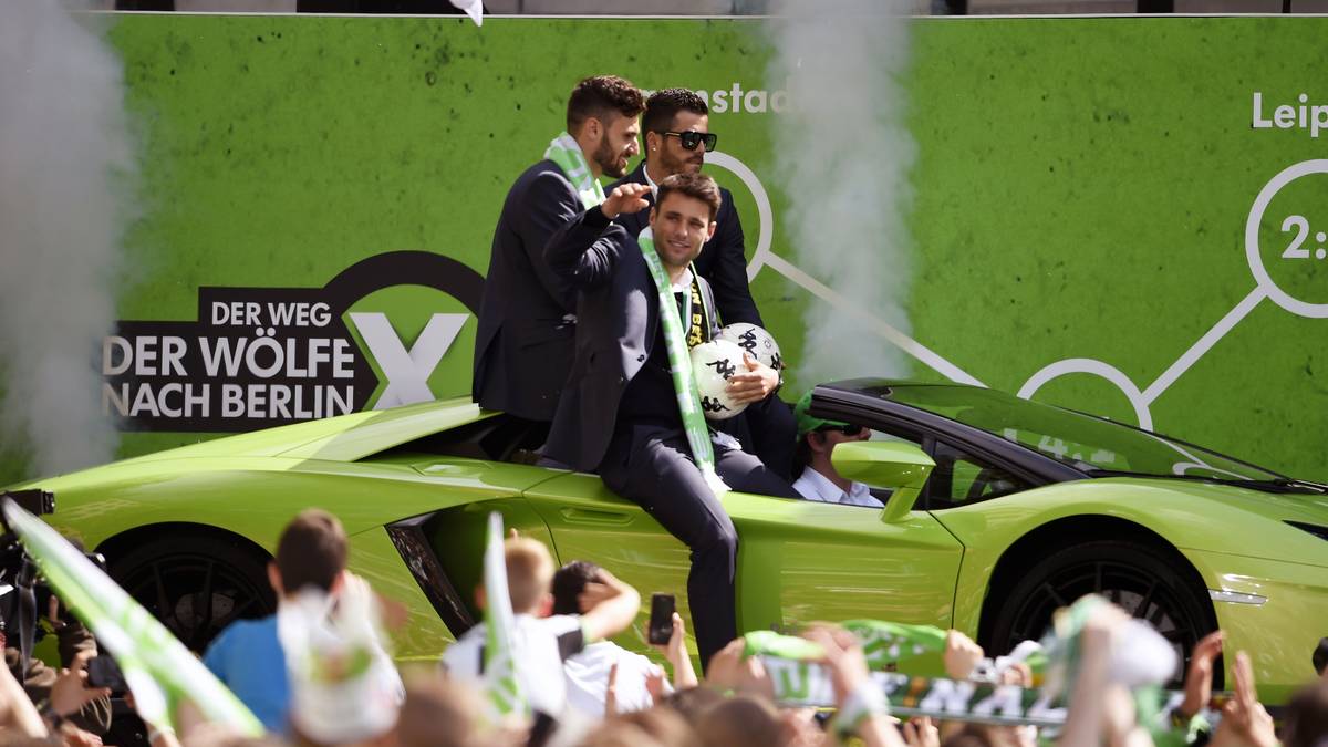 Der VfL Wolfsburg mit Lamborghini bei der Pokalparade