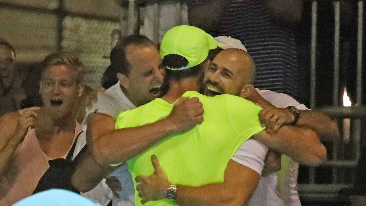 Am Ende setzt sich der 2,11-Meter-Riese in einem echten Marathon-Match nach 5 Stunden und 14 Minuten mit 6:7 (6:8), 3:6, 7:5, 6:2 und 22:20 durch