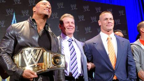 Vince McMahon (M.) war viele Jahre lang der Boss von The Rock (l.), John Cena und Co.
